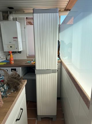 Armario de jardín para escobas