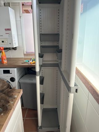 Armario de jardín para escobas