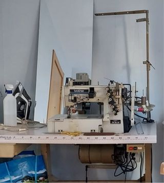 Máquina de coser recubridora Brother