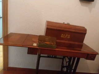 Máquina de coser Alfa con mesa de madera