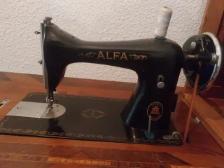 Máquina de coser Alfa con mesa de madera