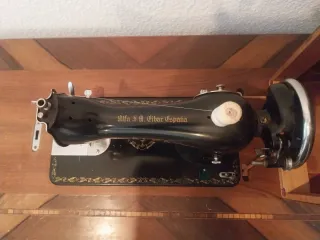 Máquina de coser Alfa con mesa de madera