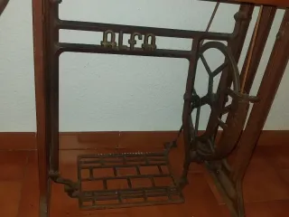 Máquina de coser Alfa con mesa de madera