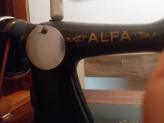 Máquina de coser Alfa con mesa de madera