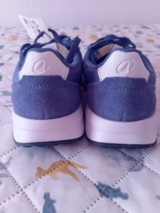 Zapatillas Decathlon azul.