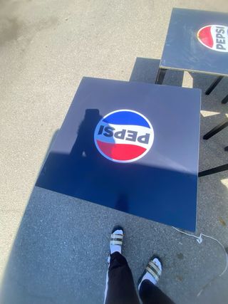 Silla de plástico Pepsi negra y mesas