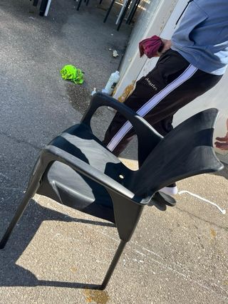 Silla de plástico Pepsi negra y mesas