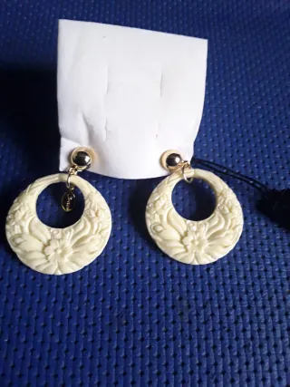 Orecchini Pendenti Sodini Bianchi Cerchio Floreale