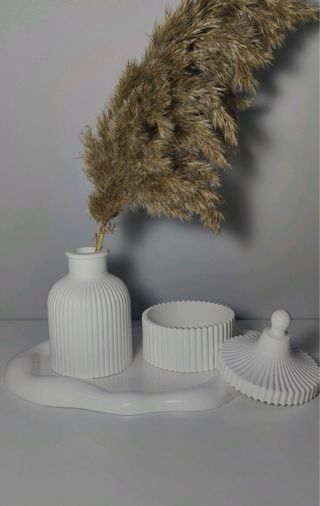 Vassoio artigianale con vaso e candela