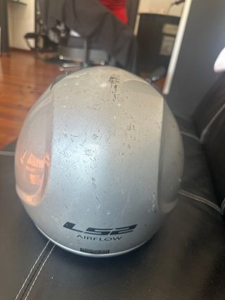 Casco de moto plateado