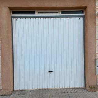 Puerta Garaje Abatible Chapa CON MONTANTE CRISTAL