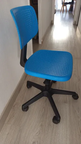 Silla de escritorio azul y negra