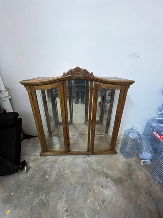 Vitrina de madera y cristal
