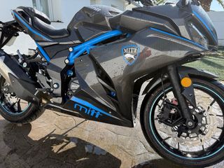 Moto Mitt GP 125 Deportiva Negra y Azul carbono.
