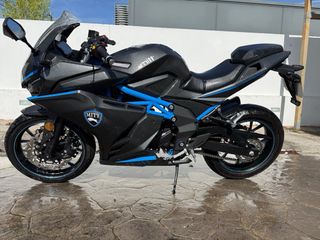 Moto Mitt GP 125 Deportiva Negra y Azul carbono.