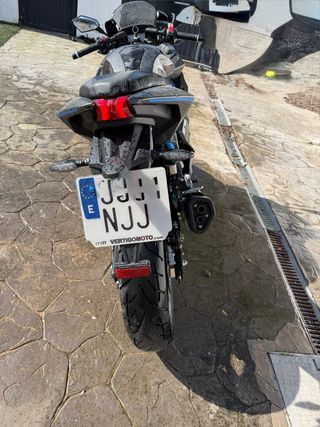 Moto Mitt GP 125 Deportiva Negra y Azul carbono.