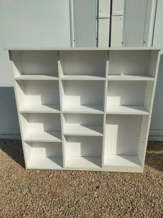 Estantería modular blanca y gris