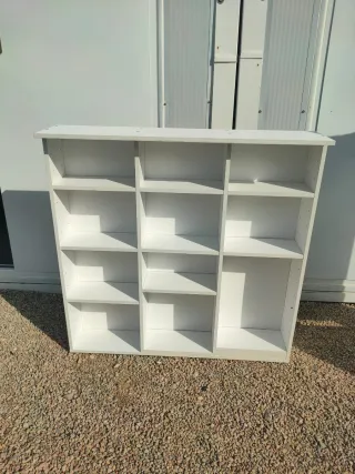 Estantería modular blanca y gris