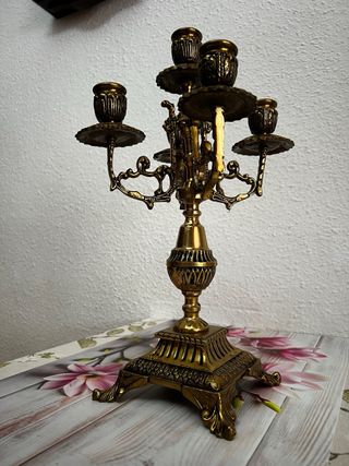 Candelabro de metal dorado