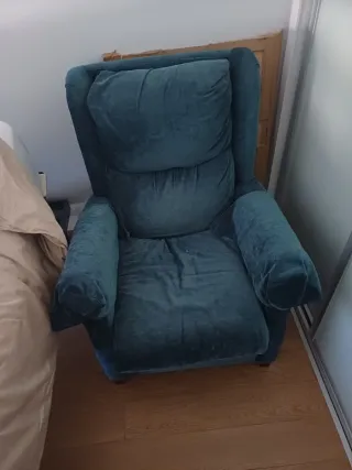 Sillón reclinable azul de tela