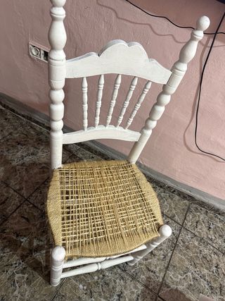 Silla artesanal de madera y yute