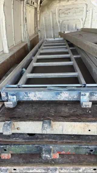 Chapas de andamio con escalera