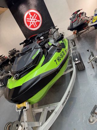 Moto acuática Sea-Doo Verde y Negra