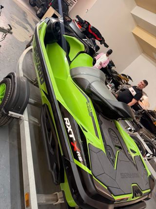 Moto acuática Sea-Doo Verde y Negra