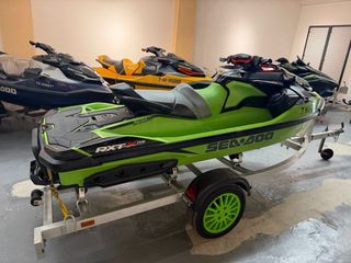 Moto acuática Sea-Doo Verde y Negra