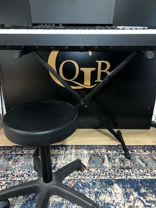 Yamaha MODX6/7/8 con patas y taburete