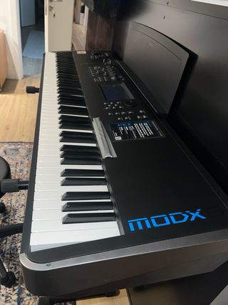 Yamaha MODX6/7/8 con patas y taburete