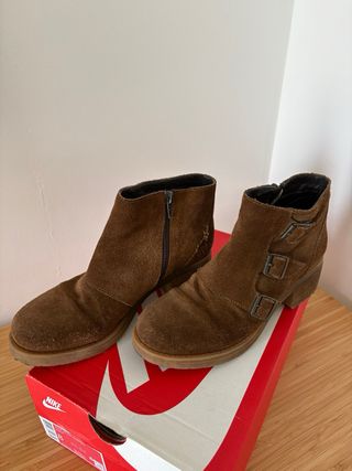 Botines de ante marrones con hebillas