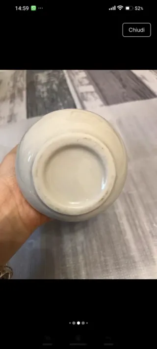 Vaso in porcellana con decori floreali