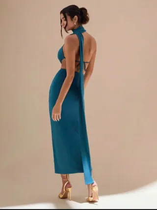 Vestido azul con escote y abertura