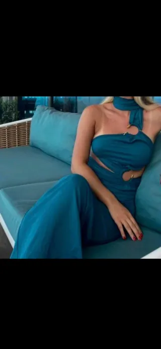 Vestido azul con escote y abertura