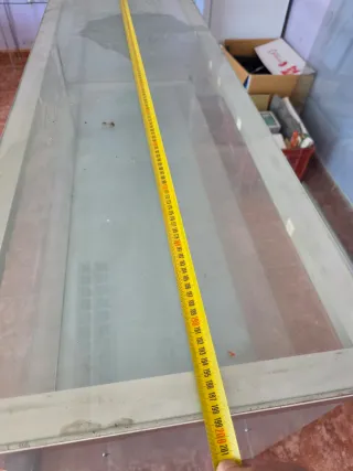 Mostrador de cristal y metal