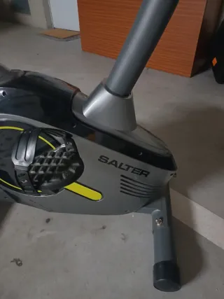 Bicicleta Estática Gris y Negra