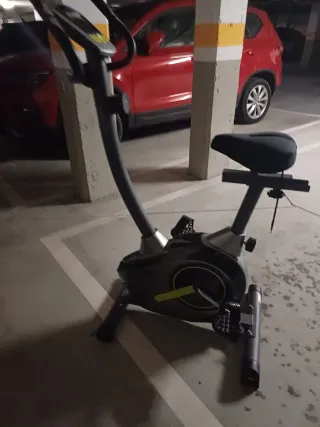 Bicicleta Estática Gris y Negra