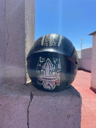Casco de moto con diseño de calavera