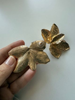 Pendientes dorados flor