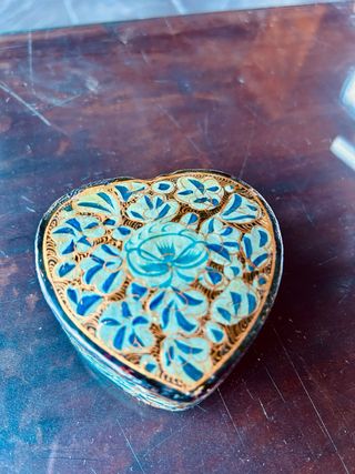 Antigua cajita corazón papel maché