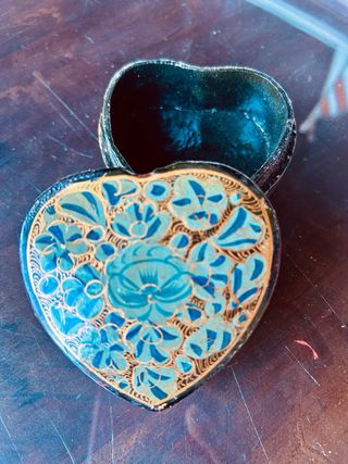 Antigua cajita corazón papel maché