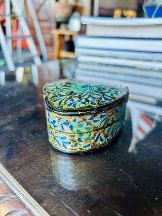 Antigua cajita corazón papel maché