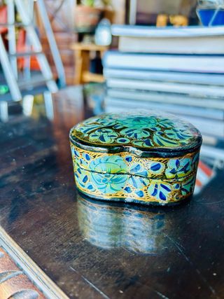 Antigua cajita corazón papel maché