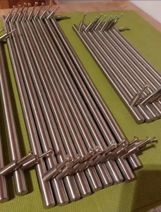 Tiradores metálicos plateados para puertas