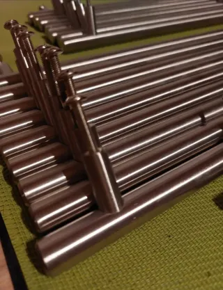 Tiradores metálicos plateados para puertas