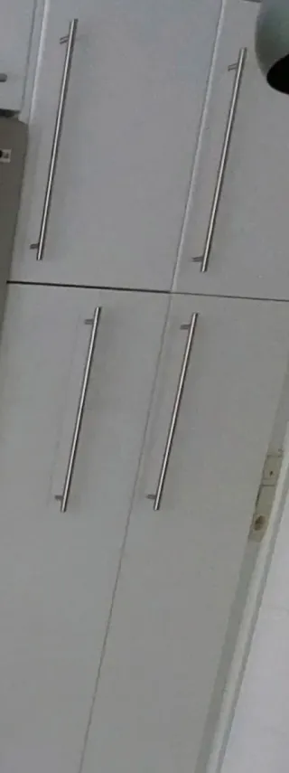 Tiradores metálicos plateados para puertas