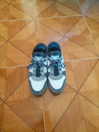 Zapatillas Calvin Klein grises y blancas