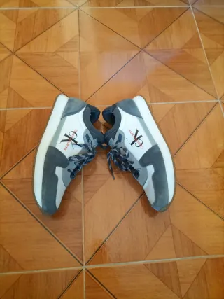 Zapatillas Calvin Klein grises y blancas