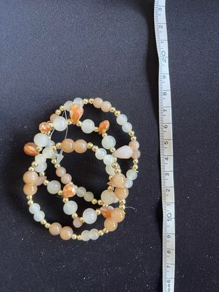 Pulseras doradas con cuentas naranjas